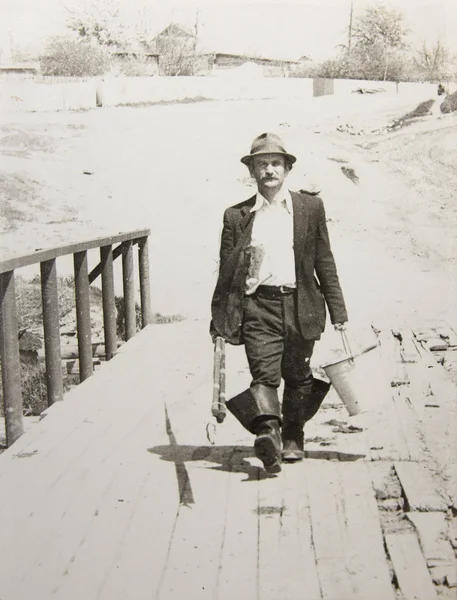낚 싯 대와 오래 된 빈티지 사진 남자 — 스톡 사진