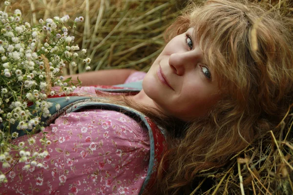 Bir buket çiçek saman yakın doğa ile genç kız — Stok fotoğraf