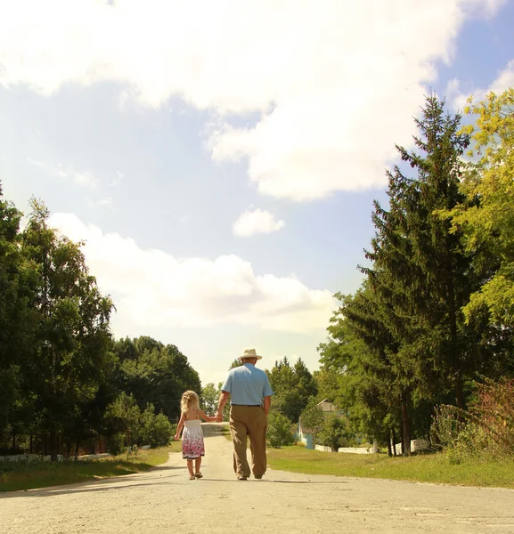 Grandfather and granddaughter are on the road — Stock Photo, Image
