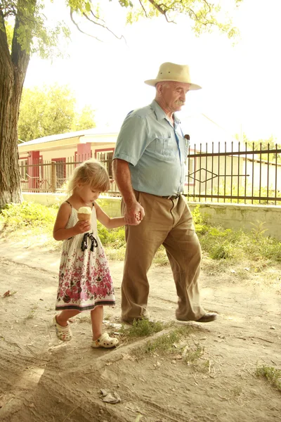 Grand-père et petite-fille sont sur la route — Photo