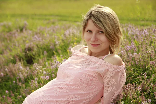 Beautiful young pregnant girl on nature — Stock Photo, Image