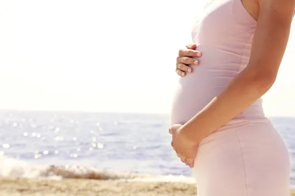 Sahilde hamile bir kadın. — Stok fotoğraf