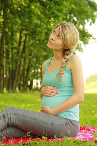 Beautiful young pregnant girl on nature — Stock Photo, Image