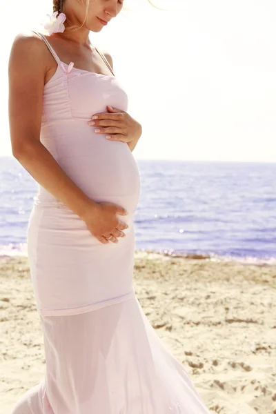 Zwangere vrouw op het strand — Stockfoto