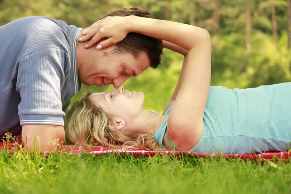 Jeune beau couple amoureux en plein air — Photo