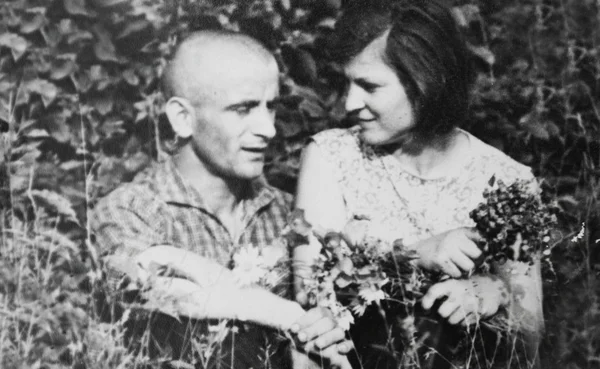 Alte Vintage-Foto von verliebten Paaren — Stockfoto