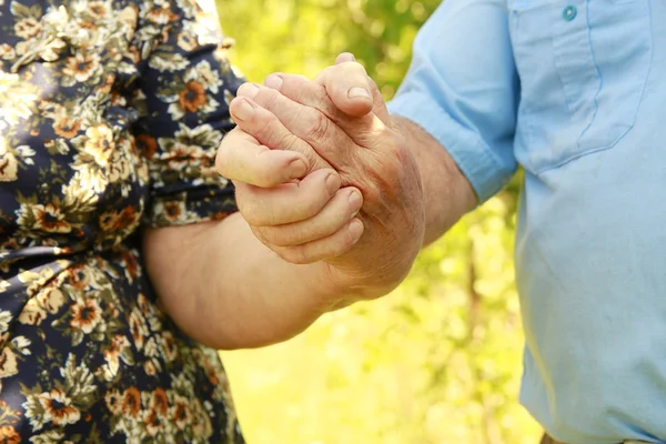 Two hands of an elderly couple in love — Stock Photo, Image