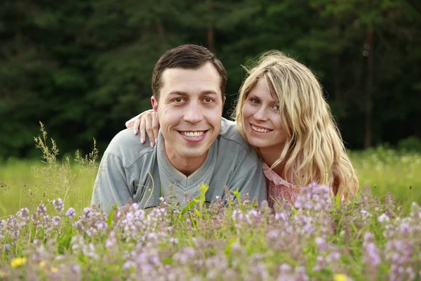 Jeune beau couple amoureux en plein air — Photo