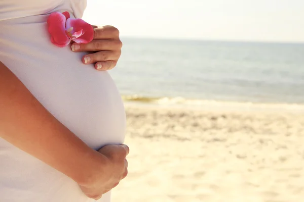 Mujer embarazada en la playa — Foto de Stock