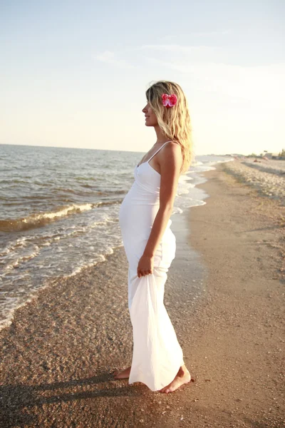 Zwangere vrouw op het strand — Stockfoto