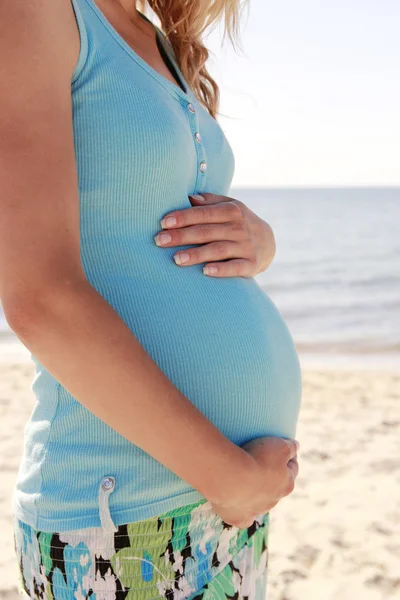 在海滩上的孕妇 — 图库照片