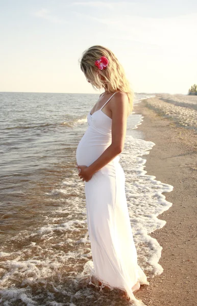 Donna incinta sulla spiaggia — Foto Stock