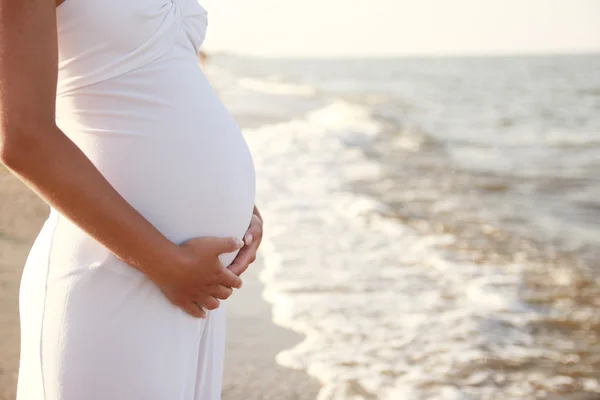 Zwangere vrouw op het strand — Stockfoto