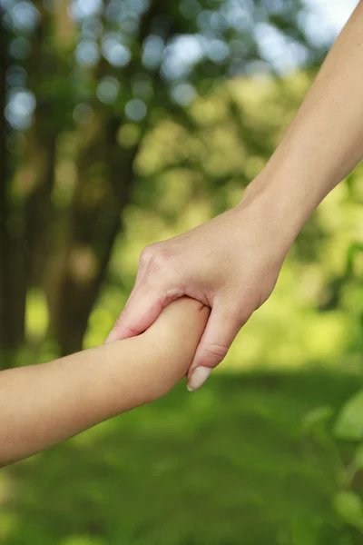 Parent tient la main d'un petit enfant — Photo