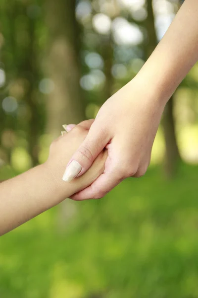 Parent holds the hand of a small child — Stock Photo, Image