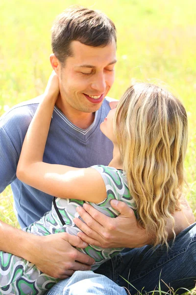 Paar verliefd buitenshuis — Stockfoto