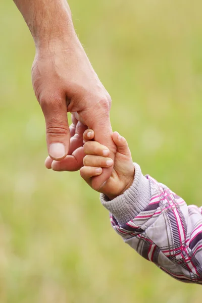 Eltern halten die Hand eines kleinen Kindes — Stockfoto