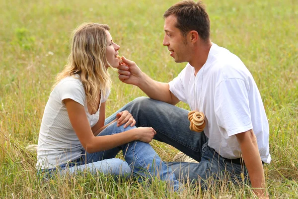 Couple amoureux en plein air — Photo