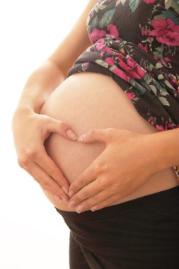 beyaz zemin üzerine hamile kadın