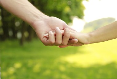 sevgi dolu bir çift doğa üzerinde iki eli