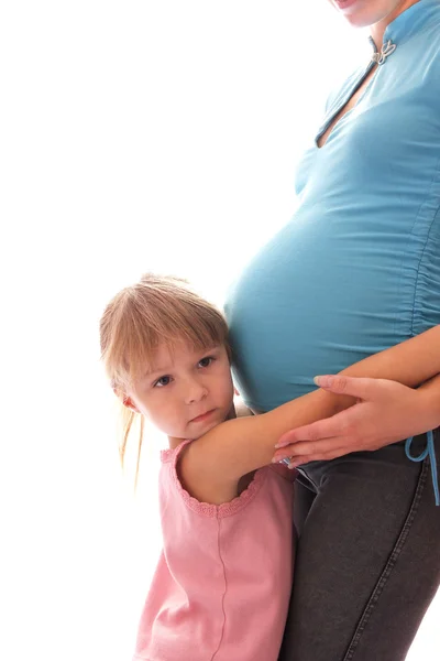 Una donna incinta con un bambino su uno sfondo bianco , — Foto Stock