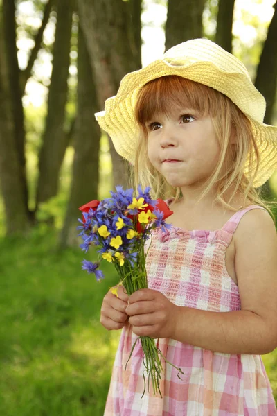 Bella bambina sulla natura — Foto Stock