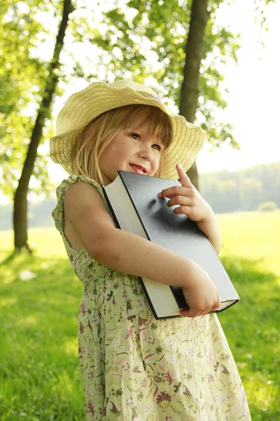 Bambina che legge la Bibbia in natura — Foto Stock