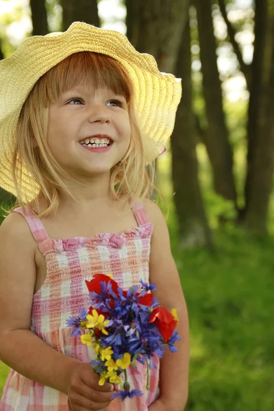 Bella bambina sulla natura — Foto Stock