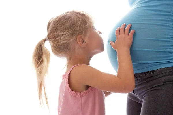 En gravid kvinna med ett barn på en vit bakgrund, — Stockfoto