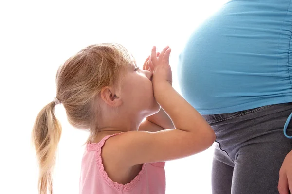 Una donna incinta con un bambino su uno sfondo bianco , — Foto Stock