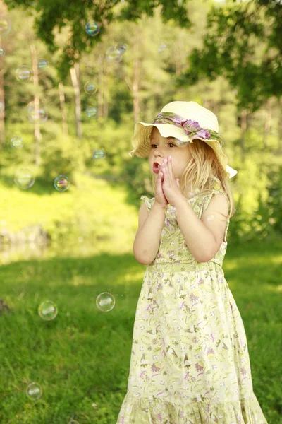 Niña con burbujas de jabón —  Fotos de Stock