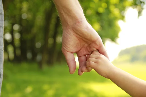 Ouder houdt de hand van een klein kind — Stockfoto