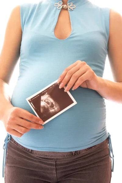 Eine schwangere Frau mit Ultraschall auf weißem Hintergrund — Stockfoto