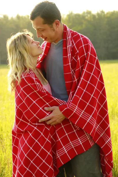 Jovem casal bonito no amor ao ar livre — Fotografia de Stock
