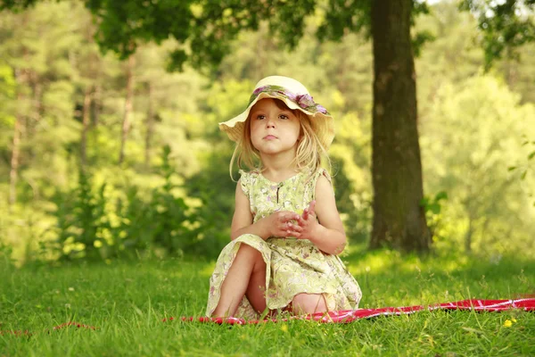 Bella bambina sulla natura — Foto Stock