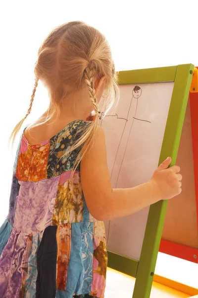 Menina desenha em um fundo branco — Fotografia de Stock