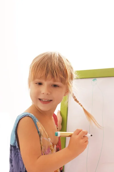 Menina desenha em um fundo branco — Fotografia de Stock
