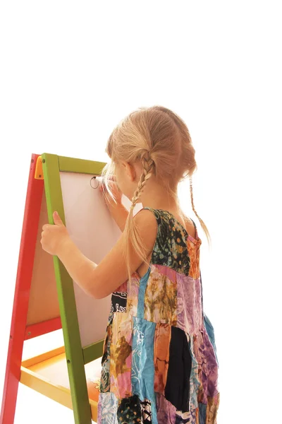 Дівчина малює на білому тлі — стокове фото
