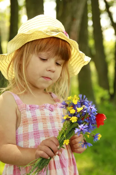 Bella bambina sulla natura — Foto Stock