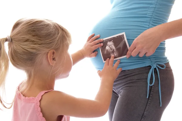 Una donna incinta con un bambino su uno sfondo bianco , — Foto Stock