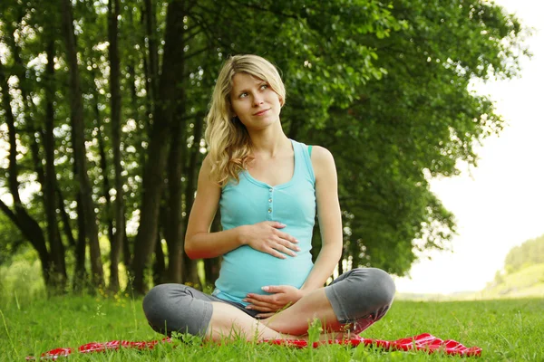 Vacker ung gravid flicka på naturen — Stockfoto