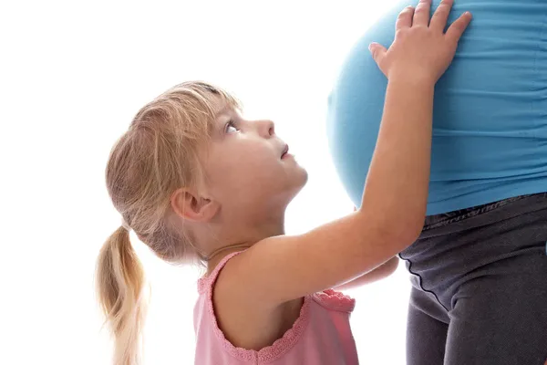 Eine schwangere Frau mit einem Baby auf weißem Hintergrund, — Stockfoto