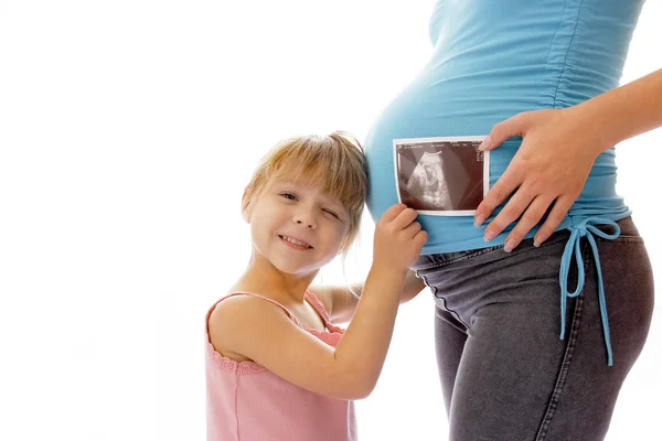 Uma mulher grávida com um bebê em um fundo branco , — Fotografia de Stock