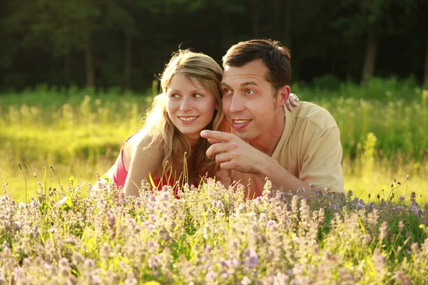 Junges schönes Paar verliebt im Freien — Stockfoto