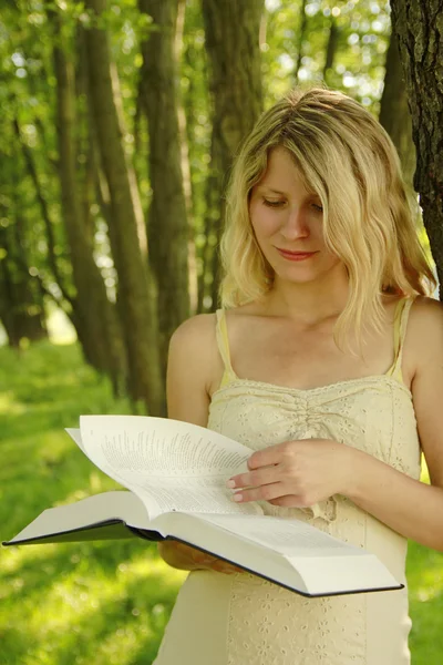 若い女の子は、聖書を読んでください。 — ストック写真