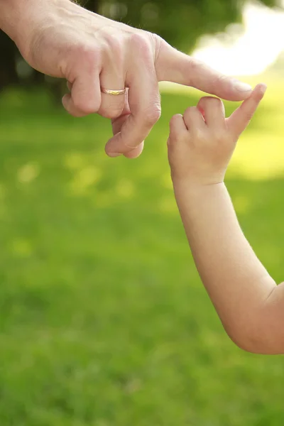 Genitore tiene la mano di un bambino piccolo — Foto Stock