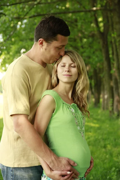 Ένα νεαρό ζευγάρι έγκυος στη φύση — Φωτογραφία Αρχείου