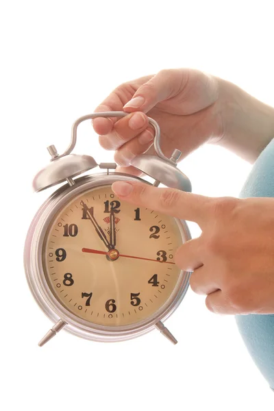 Une femme enceinte avec une horloge sur fond blanc — Photo