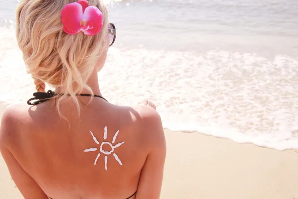 Sun cream on the female back — Stock Photo, Image
