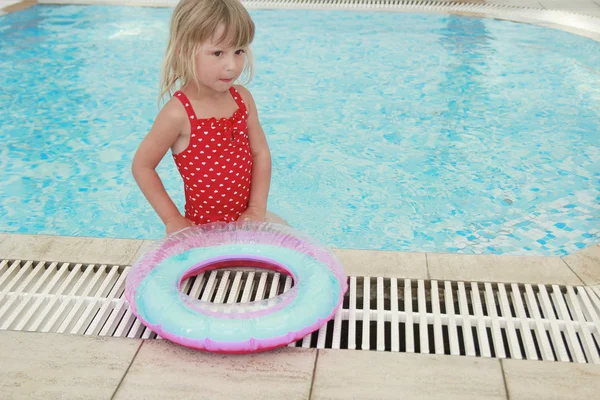 Girl swims in a pool with a circle — Stock Photo, Image